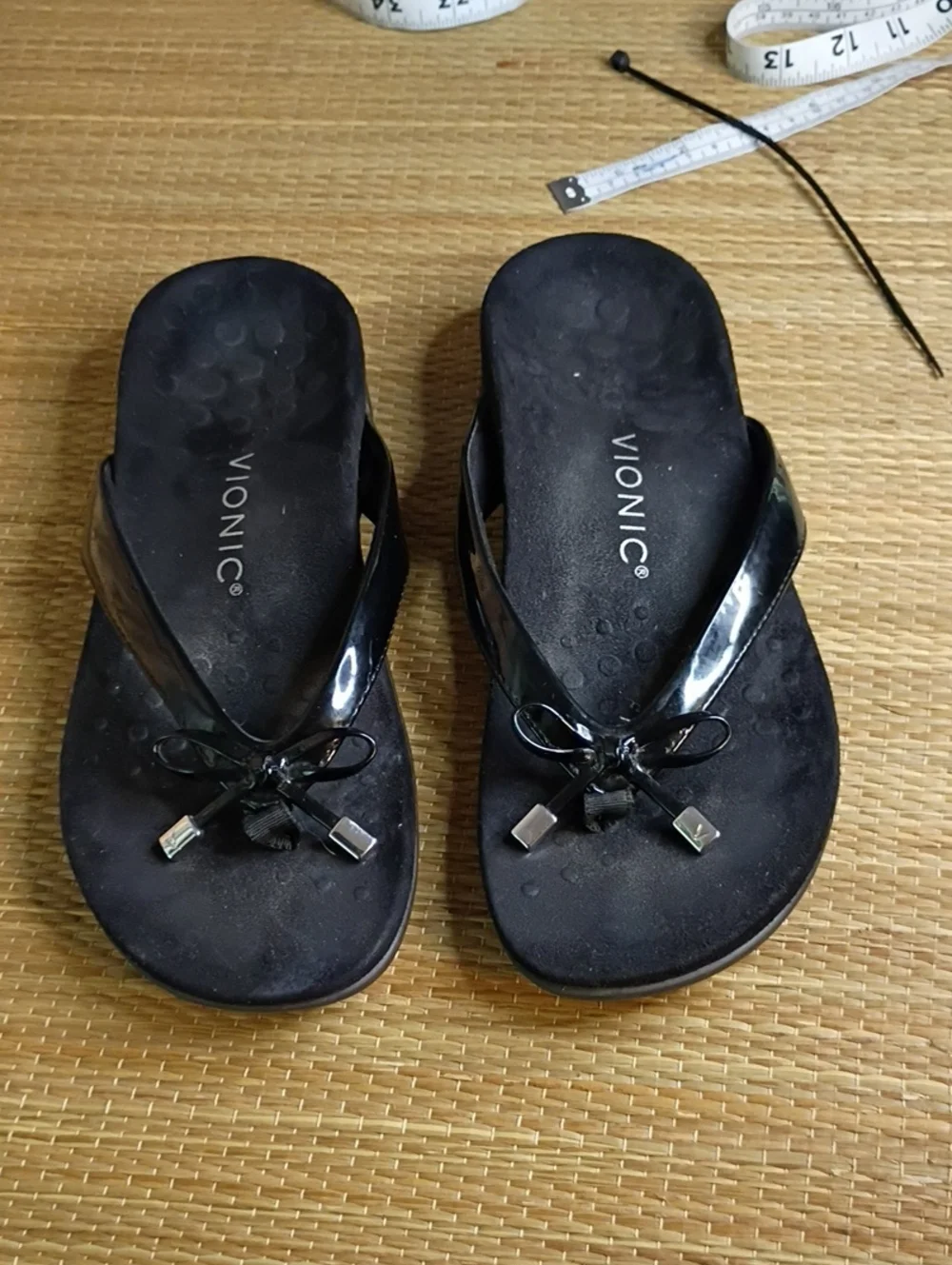Vionic Women's Black Patent Bow Thong Sandals